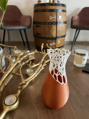 Βάζο Lace, ένα μαγευτικό σχέδιο που συνδυάζει άψογα μοτίβα εμπνευσμένα από τη φύση με το σύγχρονο στιλ.