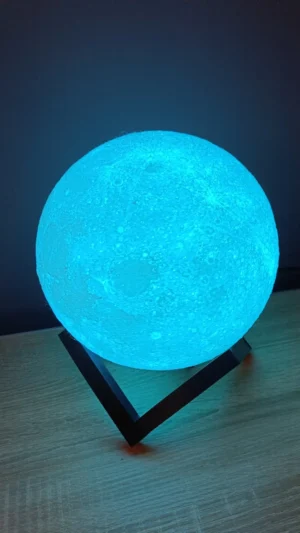 Η Moonlamp είναι ένα κομψό φωτιστικό σε σχήμα φεγγαριού.