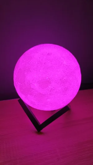 Η Moonlamp είναι ένα κομψό φωτιστικό σε σχήμα φεγγαριού.