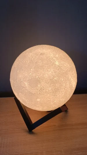 Η Moonlamp είναι ένα κομψό φωτιστικό σε σχήμα φεγγαριού.